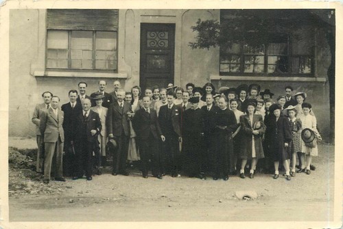 Gruppenfoto vor haus - vor,